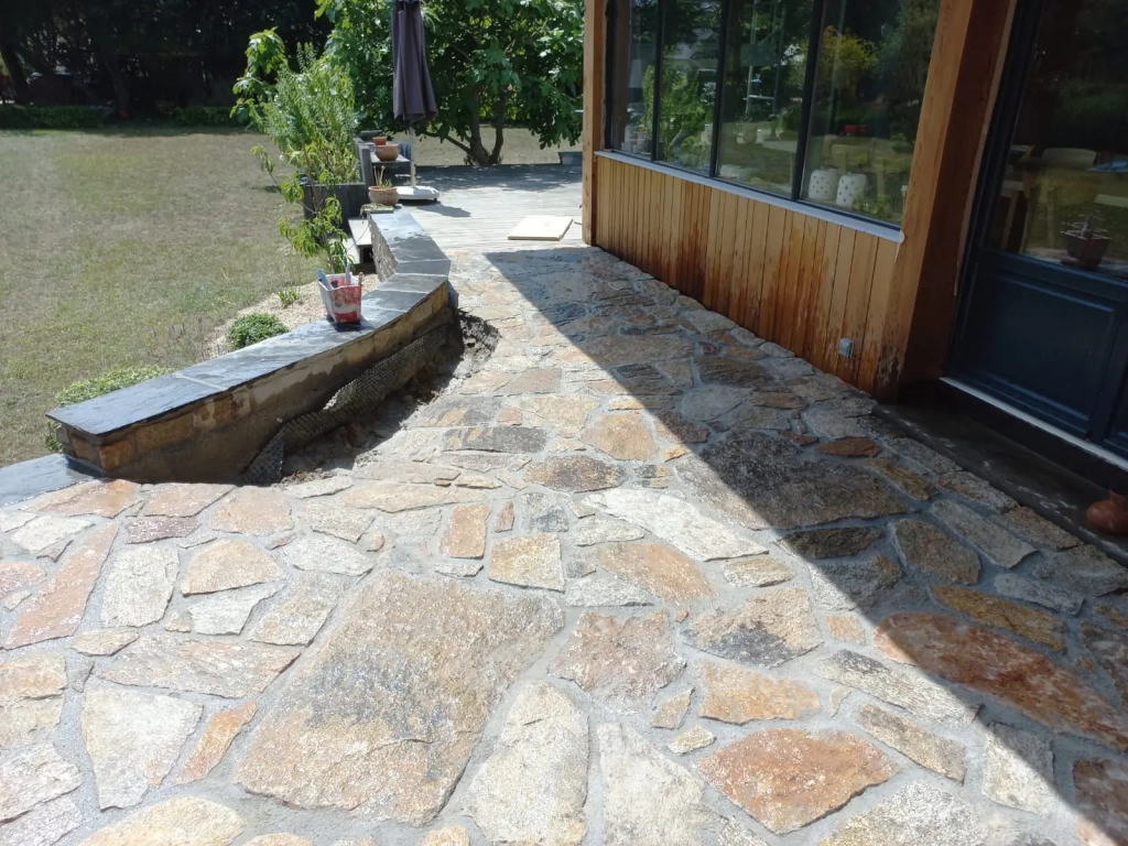 Création d'une terrasse en pierres d'Elven à Quimiac